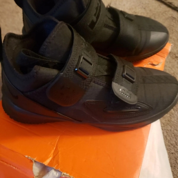 Nike Lerbron Soldier Xlll - Picture 2 of 2
